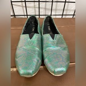 TOMs Green Pearlized Metallic iridescent Canvas Slip
On Flats size 7.5